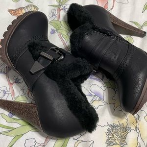 Beautiful high heel ankle booties
*Great Condition (Gently worn 1 time)